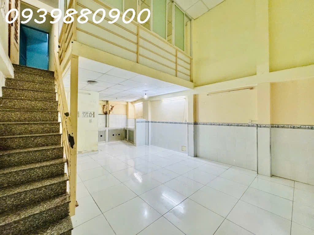 Ngay ngã tư Huỳnh Văn Bánh, nhà 3 tầng - 52m2 - 6,4Tỷ TL. 2