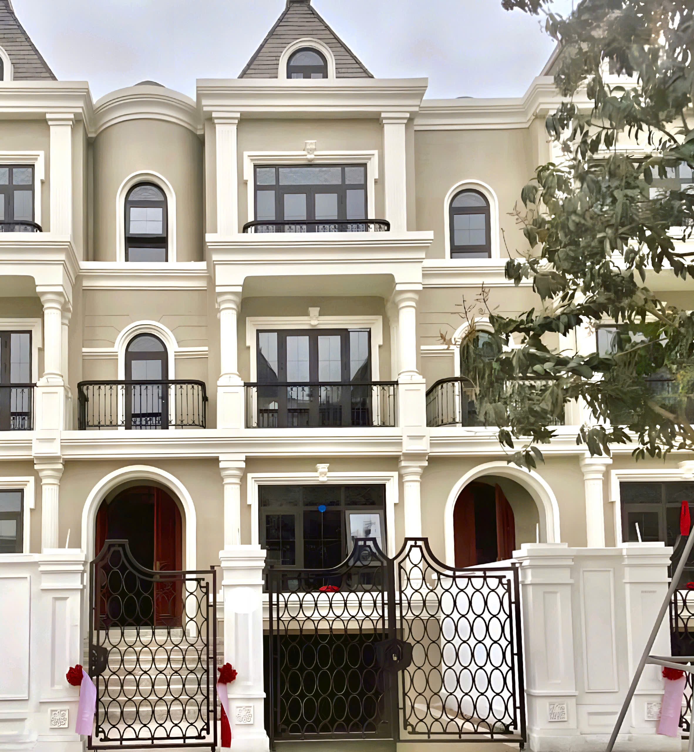 BTLK CÓ HẦM TẠI CIPUTRA – HƯỚNG ĐN -GIÁ 50 TỶ – CÁCH CỔNG CV 65HA 200M - NHẬN NHÀ NGAY.