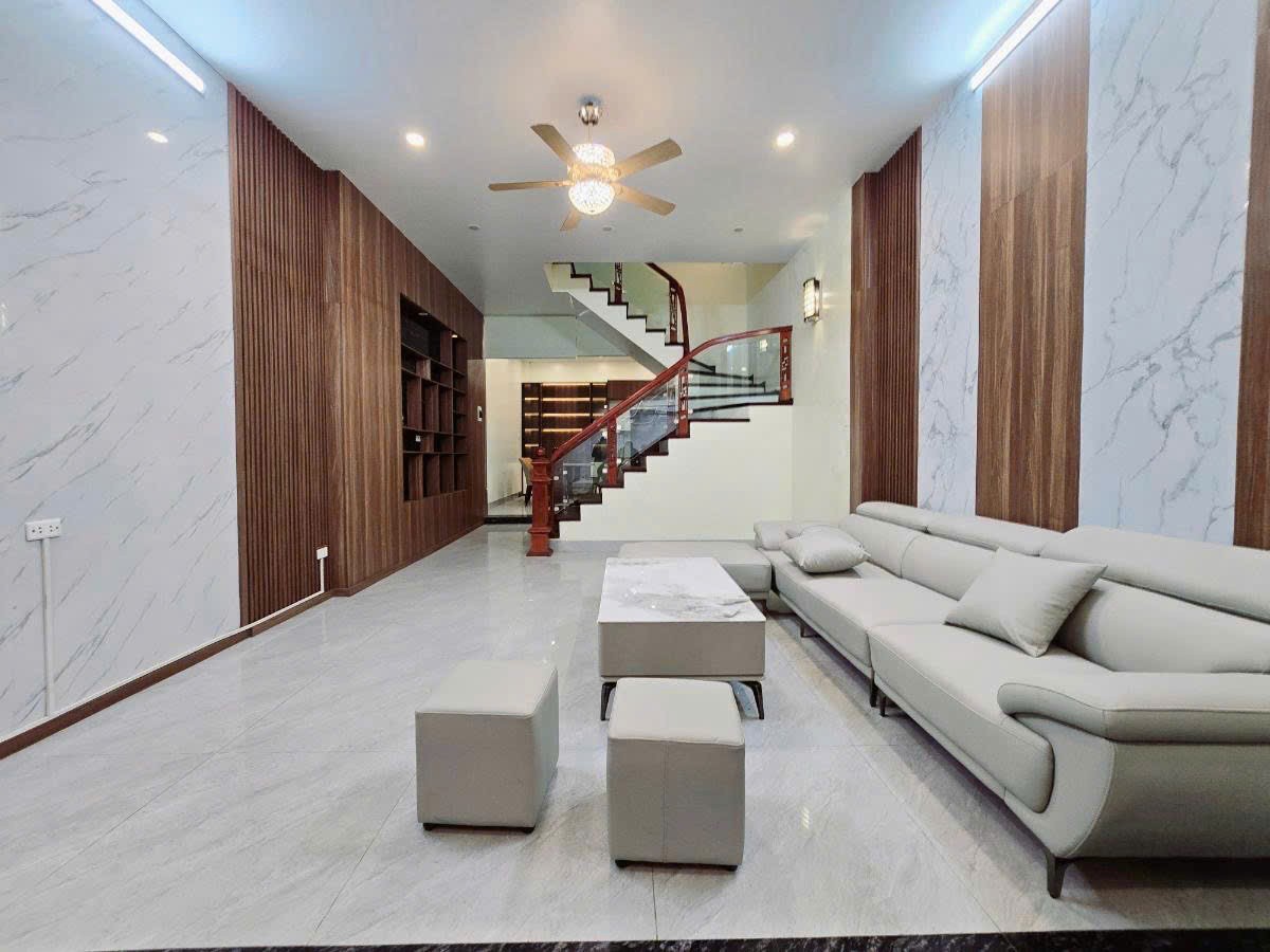 BÁN NHÀ DÂN XÂY FULL NỘI THẤT – TT CẦU GIẤY – VỊ TRÍ ĐẸP – GIÁ TỐT 65M2*4T 5