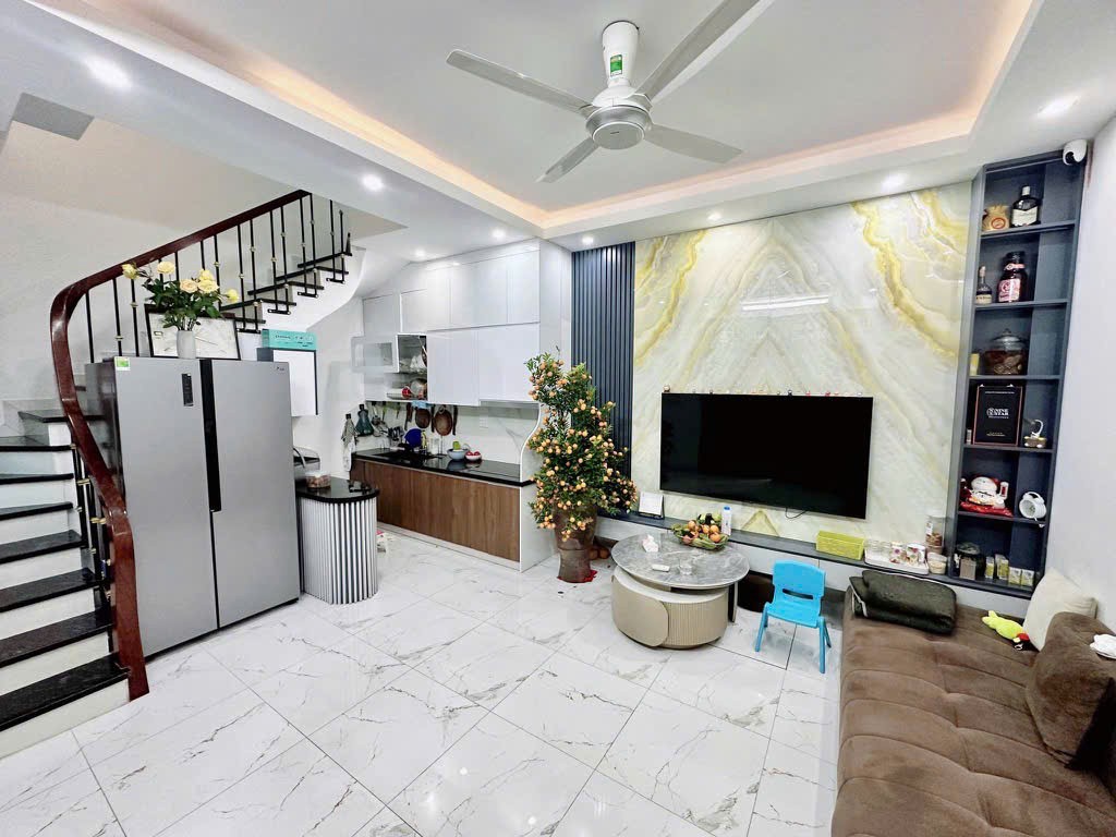 NHÀ PHẠM VĂN ĐỒNG – 5 TẦNG – Ô TÔ QUA NHÀ – GIÁ 7.6 TỶ