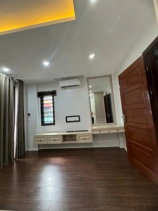 NHÀ ĐẸP NGÕ THÔNG Ô TÔ VÀO NHÀ Phố Bồ Đề 42m2 X 5 Tầng,mặt tiền 4.5m, 13.8 tỷ Lo.ng Biên 2
