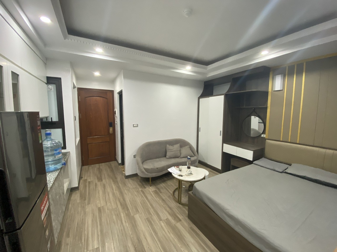 Cho thuê Căn Chung cư mini giá rẻ tại Ngõ 193 Trích Sài. Ban công View cực thoáng. Chỉ 5.5tr