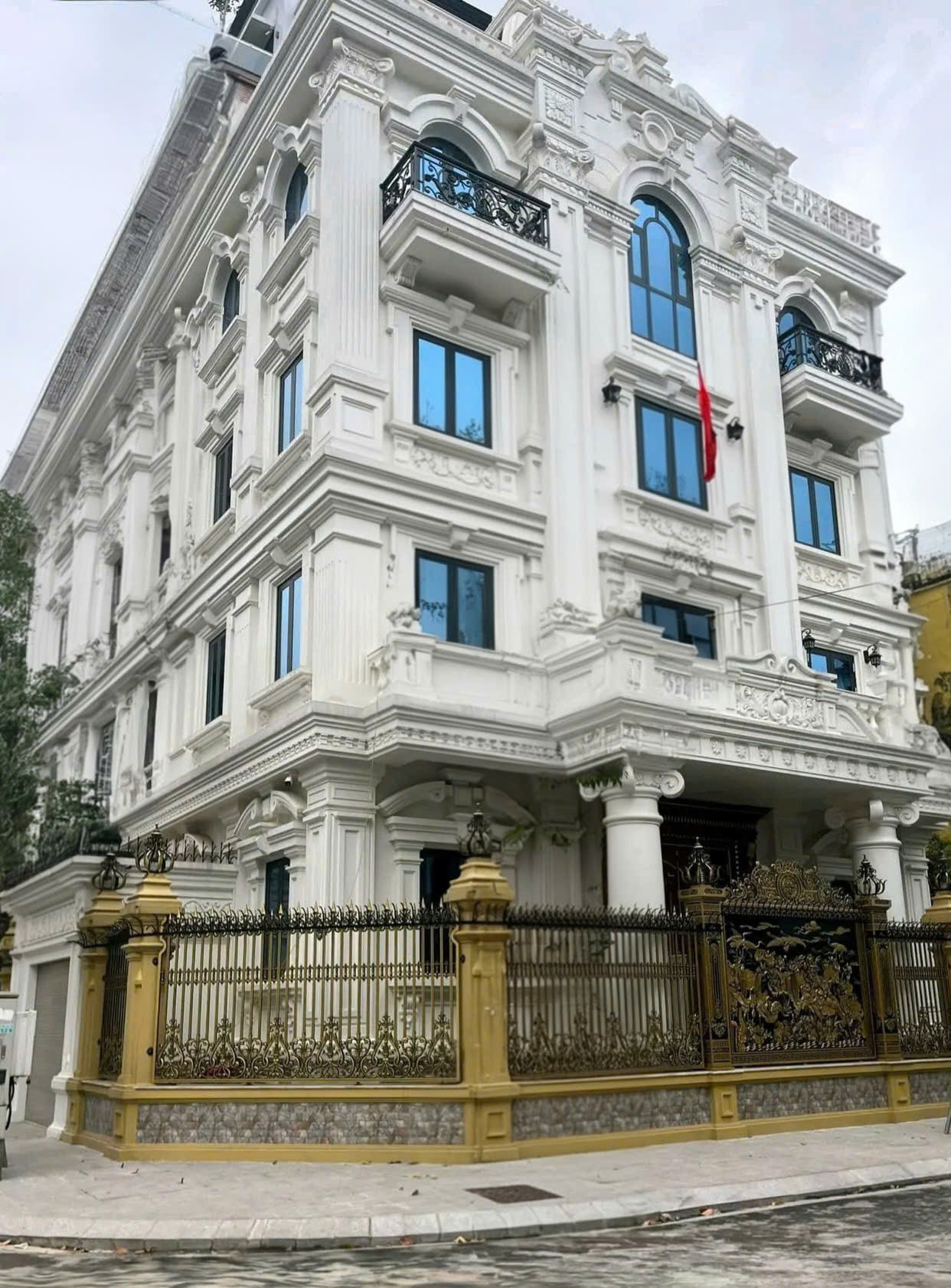 Cho thuê nhà, Chùa Láng, Nguyễn Chí Thanh, THANG MÁY, 327m2x 4T -61 tr