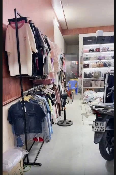 Do chồng e chuyển đổi công tác về Nam Định nên e muốn sang nhượng lại cửa hàng quần áo, túi xách. 2
