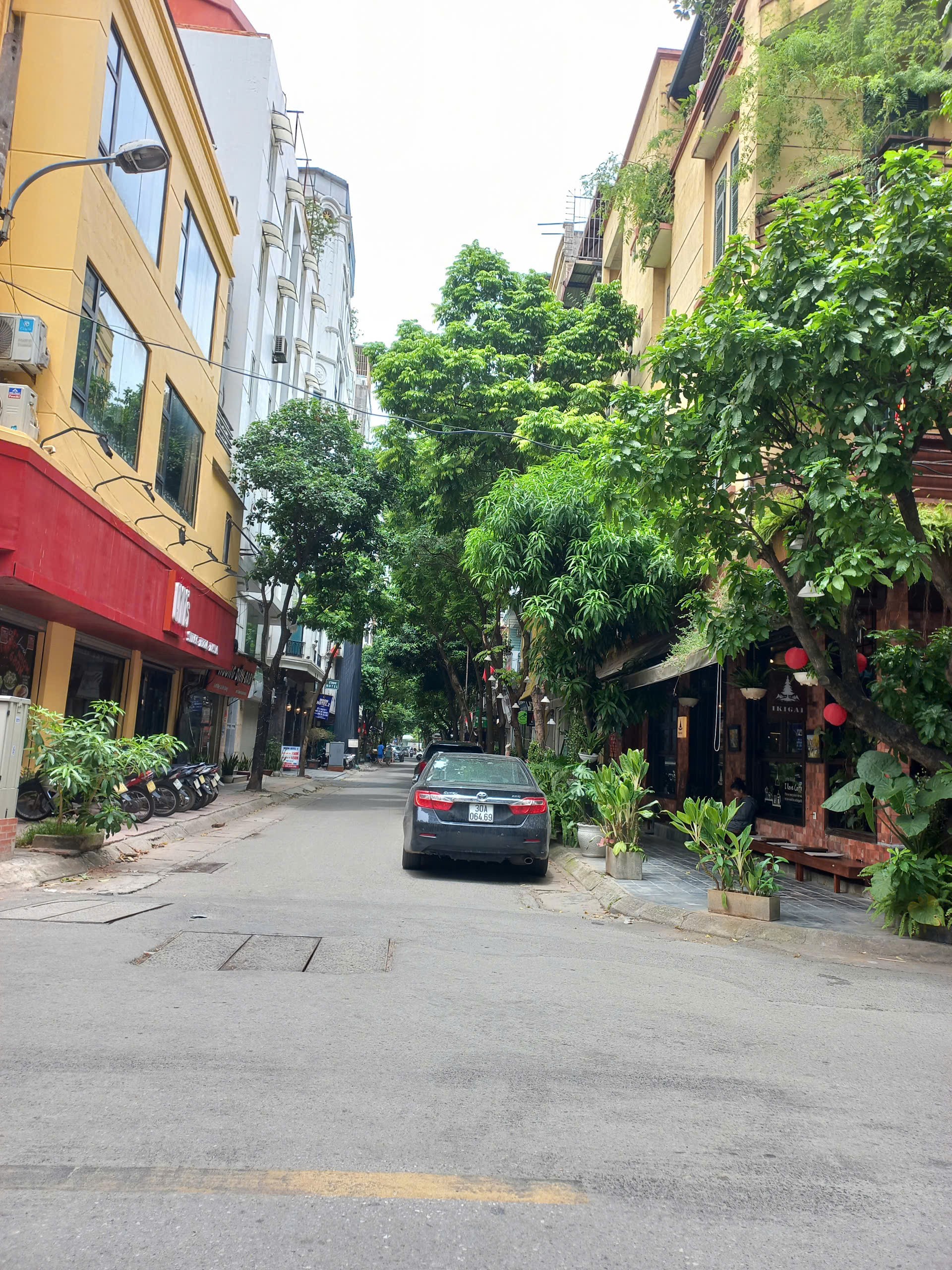 BÁN NHÀ ĐỖ QUANG, PHÂN LÔ VỈA HÈ, 8 TẦNG THANG MÁY, KINH DOANH, VĂN PHÒNG, NHỈNH 30 TỶ