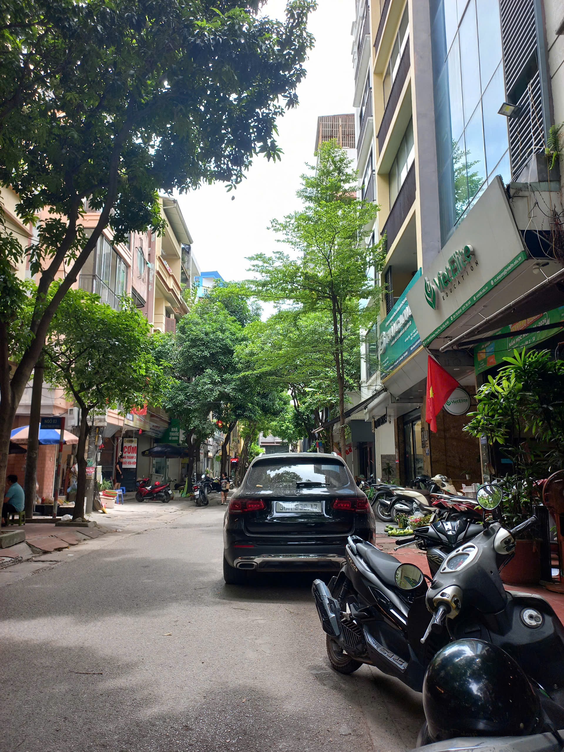 BÁN NHÀ ĐỖ QUANG, PHÂN LÔ VỈA HÈ, 8 TẦNG THANG MÁY, KINH DOANH, VĂN PHÒNG, NHỈNH 30 TỶ 2