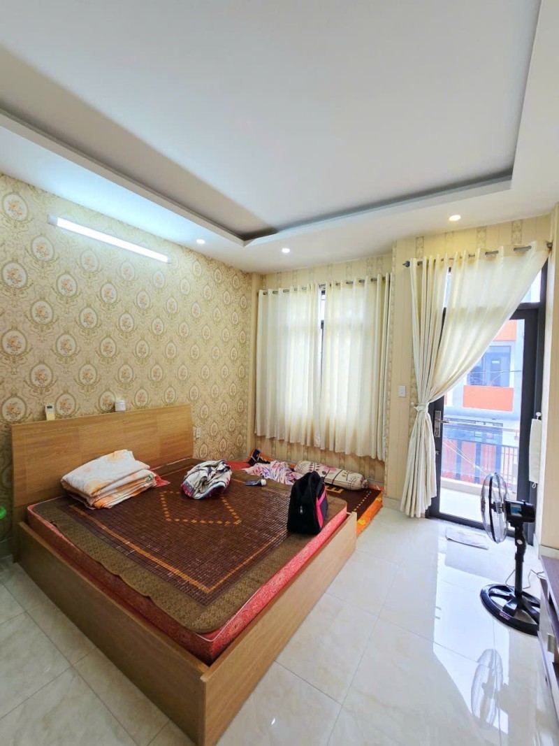 Bán nhà mặt phố đường 827, Phường Phú Hữu,  Q.9, Thủ Đức, TP HCM. DT  64m2, 4 tầng, SHR. Giá - 4