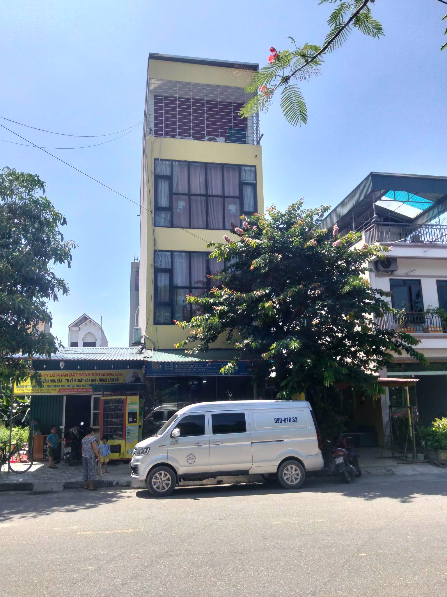 Nhà 4.5 tầng đối diện trường Nguyễn Huệ Cẩm Giàng giá 6.x tỷ 2