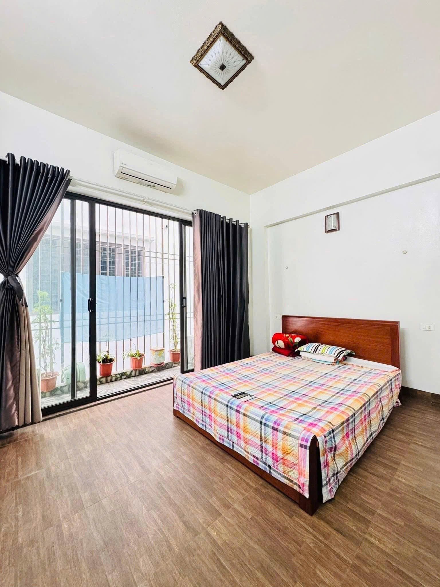 Bán nhà 4 tầng mặt phố Phùng Chí Kiên, ph Tân Bình, TP HD, 75m2, mt 5m, 4 ngủ, vị trí đẹp chỉ 6.x t 6