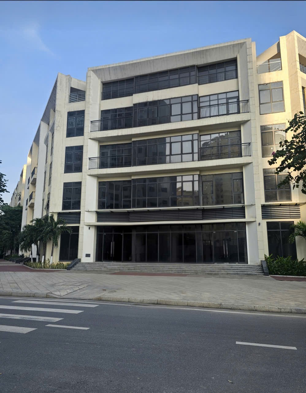 Cho thuê nhà căn góc, Lê Văn Lương, Khuất Duy Tiến; 103m2* 5T -44 tr