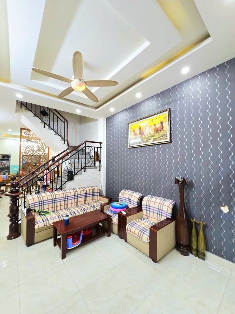 Bán nhà mặt phố đường 827, Phường Phú Hữu,  Q.9, Thủ Đức, TP HCM. DT  64m2, 4 tầng, SHR. Giá - 2