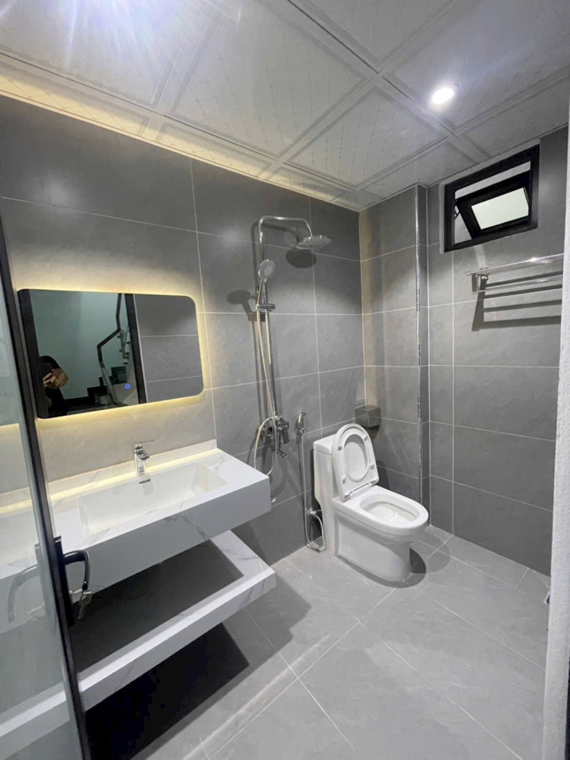 Bán căn nhà ngõ 253 Ngô Quyền, ph Tân Bình, TP HD, 43m2, mt 5.86m, 3 tầng, 3 ngủ, 3 vs, 2.98 tỷ 8