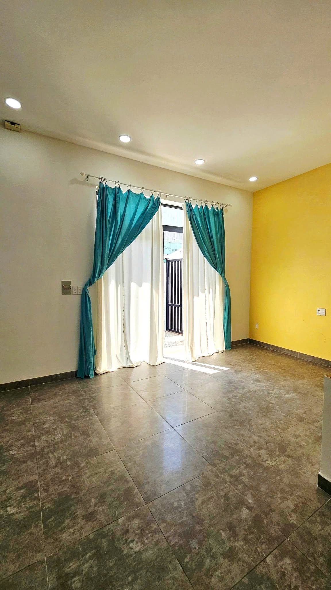 CHO THUÊ NHÀ KHU BÊN SÔNG- GIGAMALL- ĐƯỜNG 26, 1 TRỆT 1 LẦU+ 1 SÂN THƯỢNG, 14TR. 4