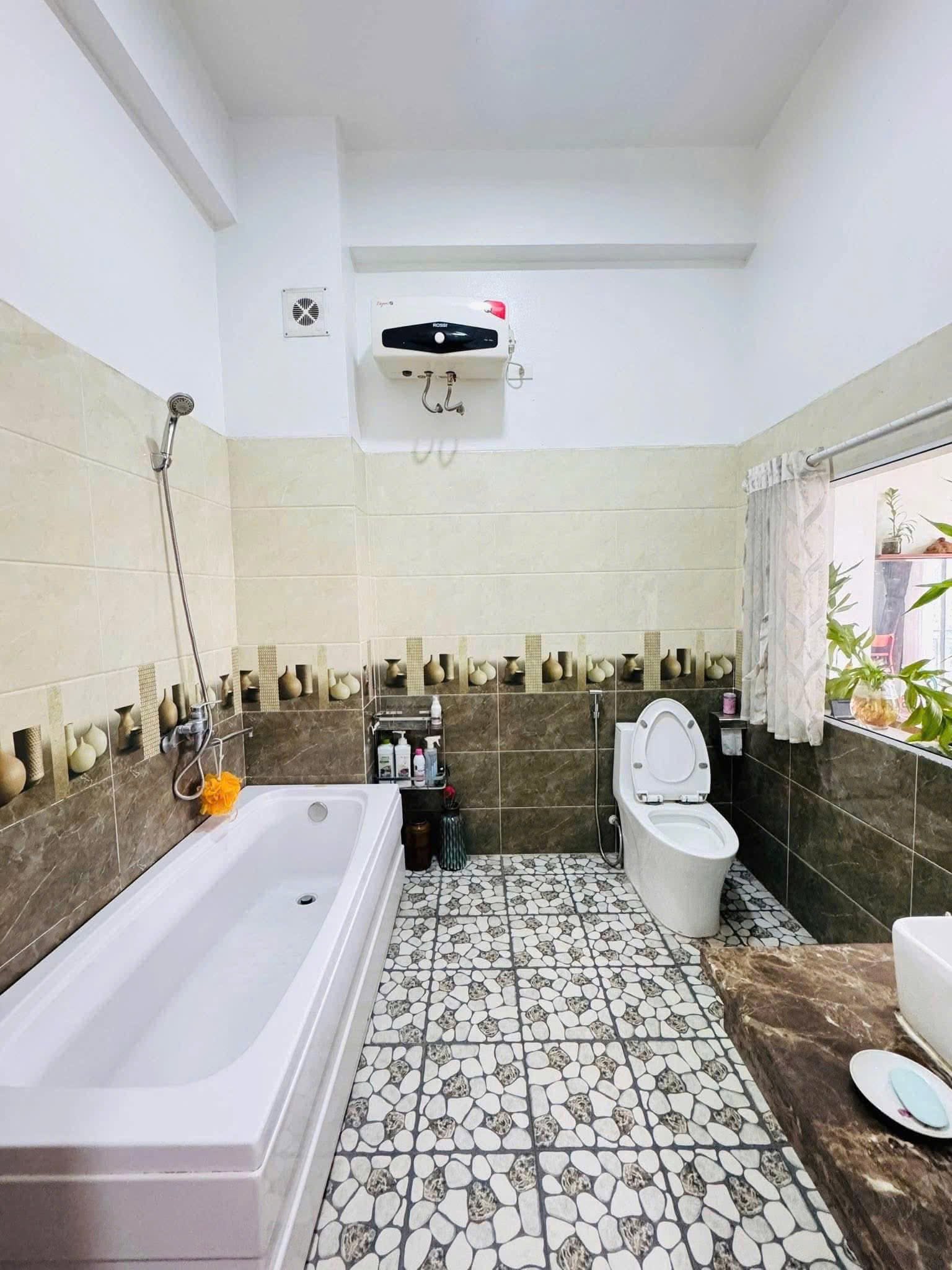 Bán nhà 4 tầng mặt phố Phùng Chí Kiên, ph Tân Bình, TP HD, 75m2, mt 5m, 4 ngủ, vị trí đẹp chỉ 6.x t 8
