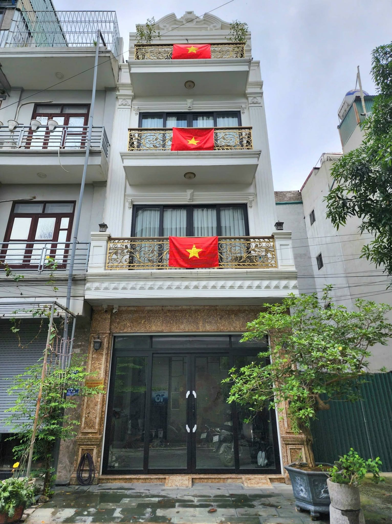 Nhà thật Sài Đồng Long Biên 9 tỷ 60m Lô Góc Ô tô Đỗ cửa,sổ đỏ