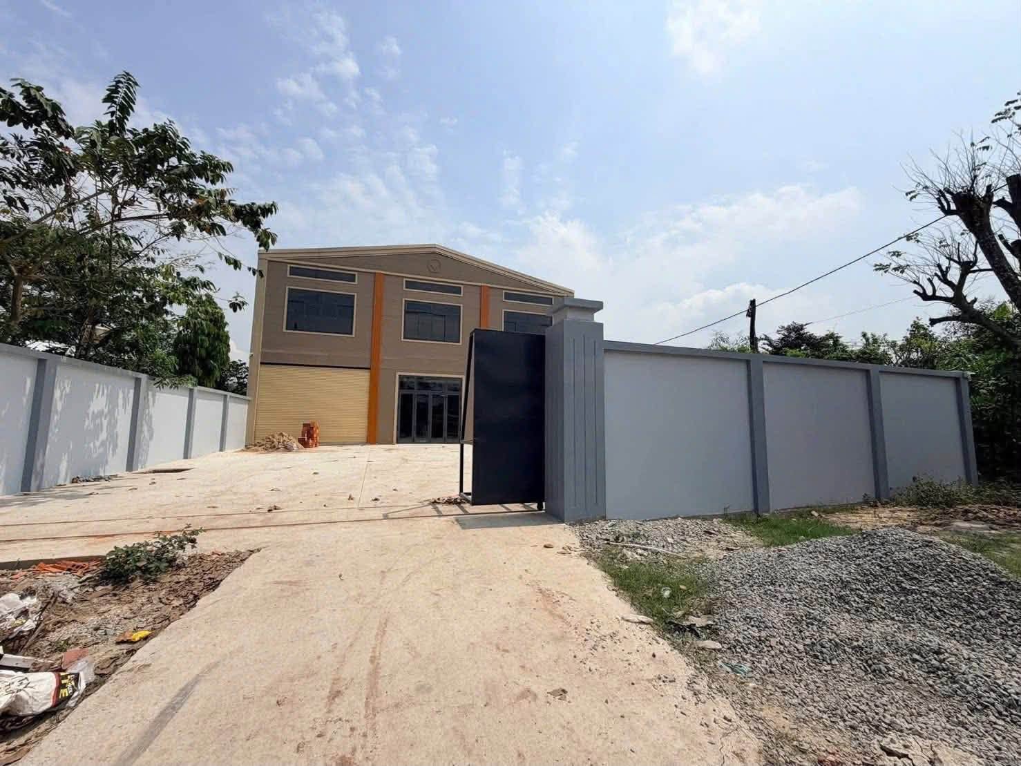 Bán nhà xưởng mt Sông Lu, Bình Mỹ tdt 1238m2 (dt xưởng 600m2) đã hoàn công giá 21 tỷ