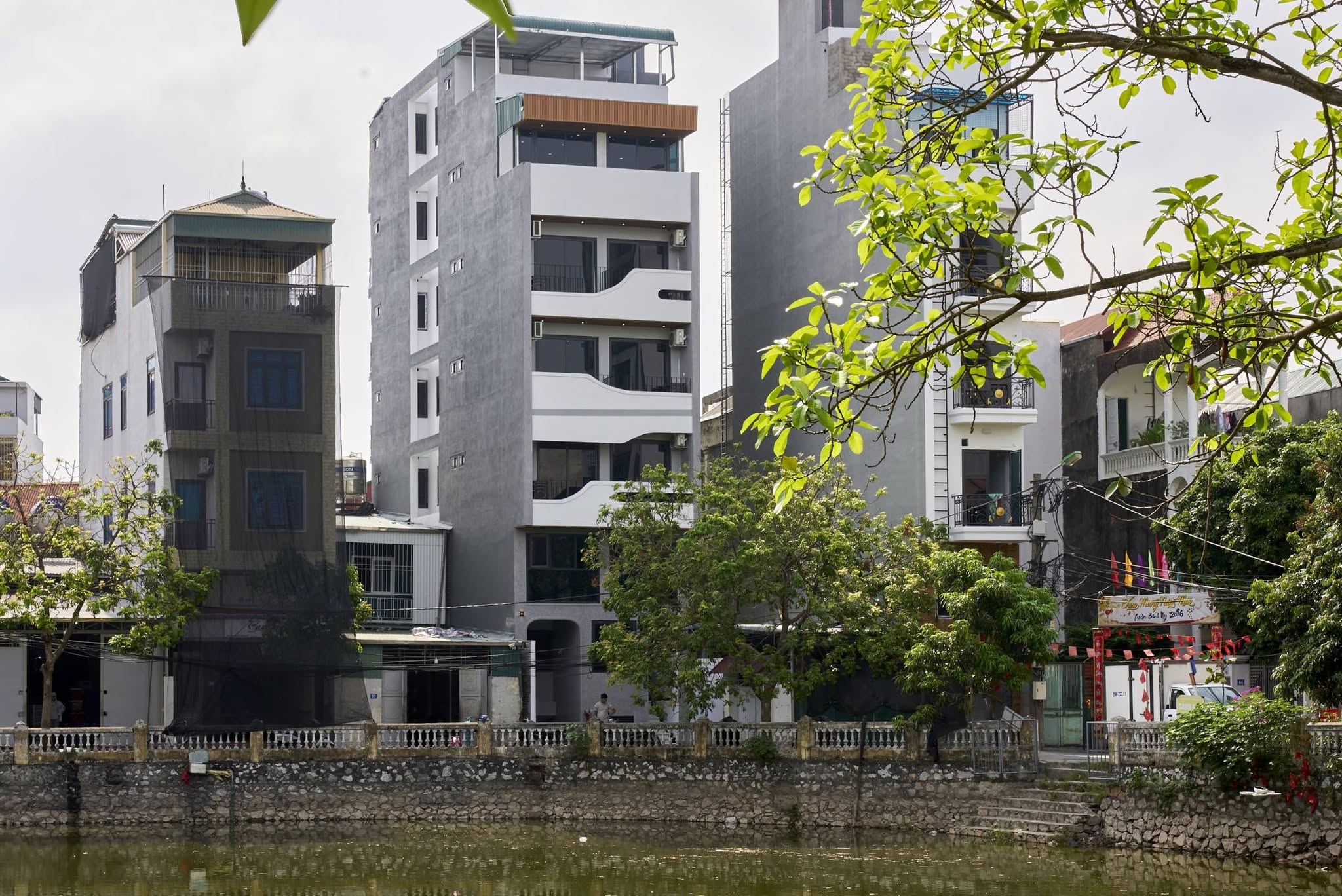 Bán nhà Bồ đề view hồ 20 tỷ 90m ô tô 7 chỗ,thang máy,sổ đỏ Long Biên 2