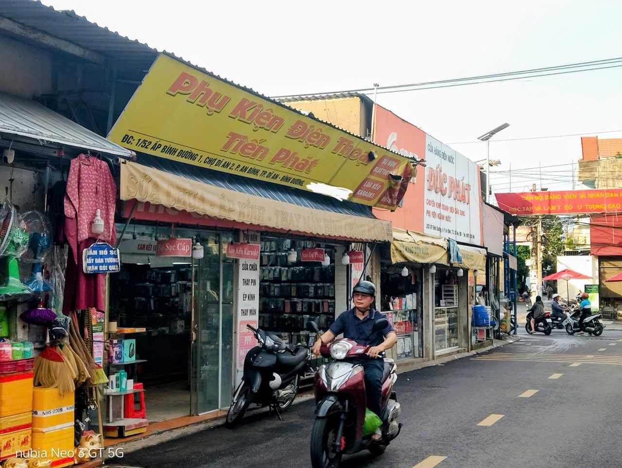 SANG NHƯỢNG QUÁN PHỤ KIỆN ĐIỆN THOẠI TẠI DĨ AN, BD 2