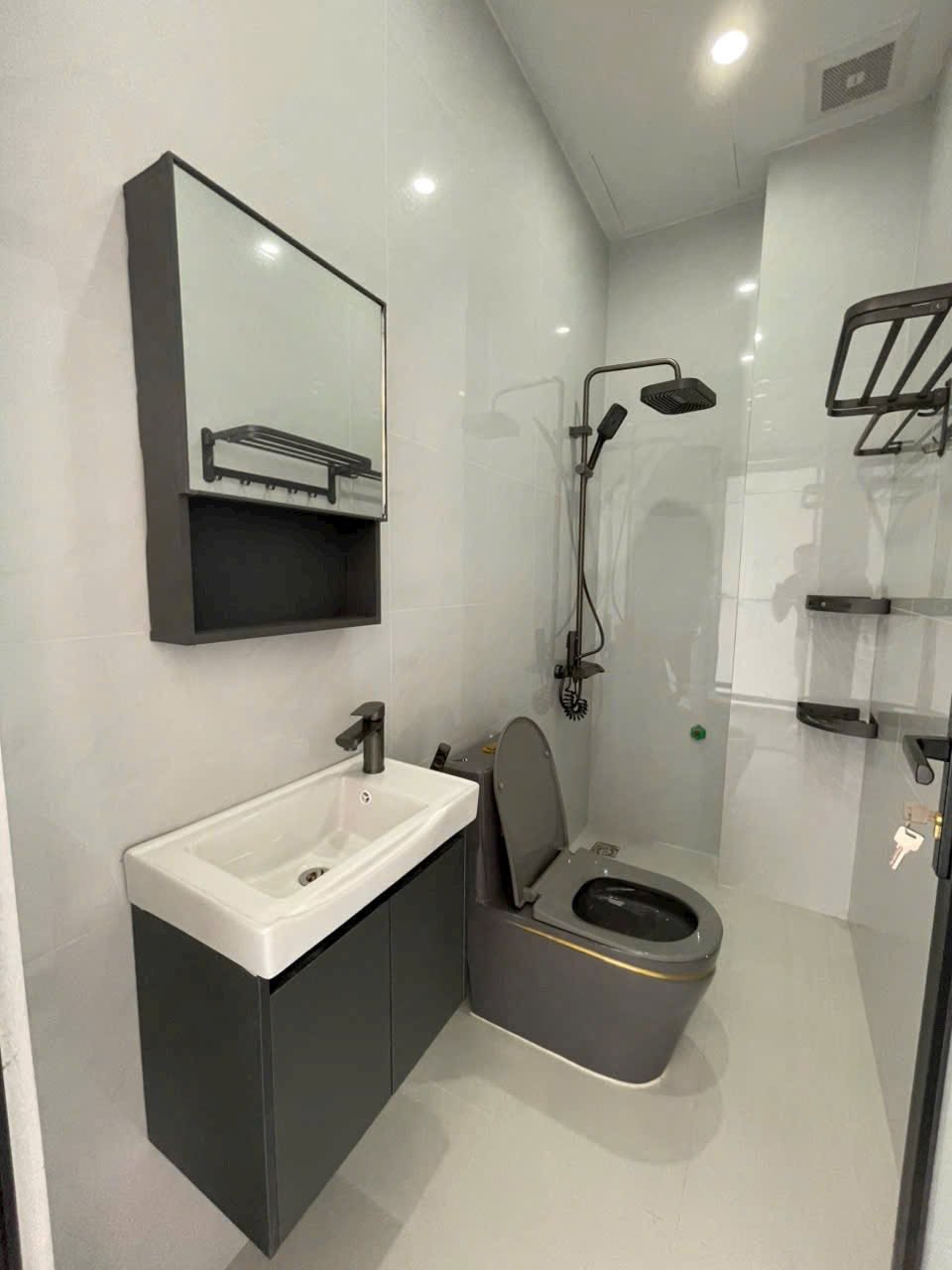 Bán nhà 3 tầng ngõ phố Đức Minh, ph Thanh Bình, TP HD, 52.5m2, mt 4.05m, 3 ngủ, 3 vs 9