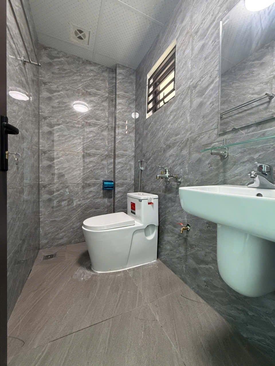 Bán nhà 3 tầng ngõ đường Trần Hưng Đạo, ph Ngọc Châu, TP HD, 43m2, mt 6m, 3 ngủ, gần đường lớn 5