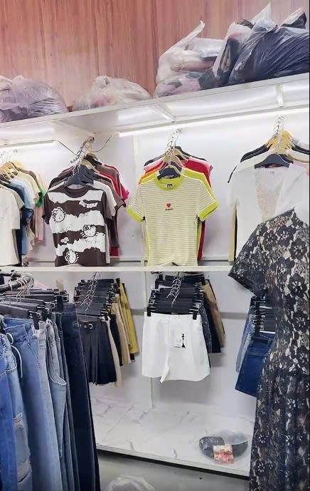Do chồng e chuyển đổi công tác về Nam Định nên e muốn sang nhượng lại cửa hàng quần áo, túi xách. 4