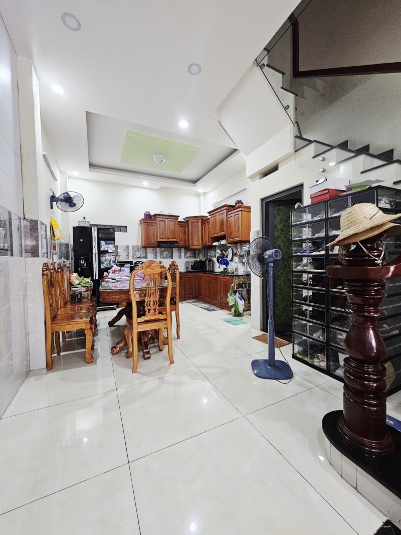 Bán nhà đường số 2, Trường Thọ, Thủ Đức, TP HCM. DT 50m2, 3 tầng, sổ hồng riêng. Giá 6,85 tỷ. 2