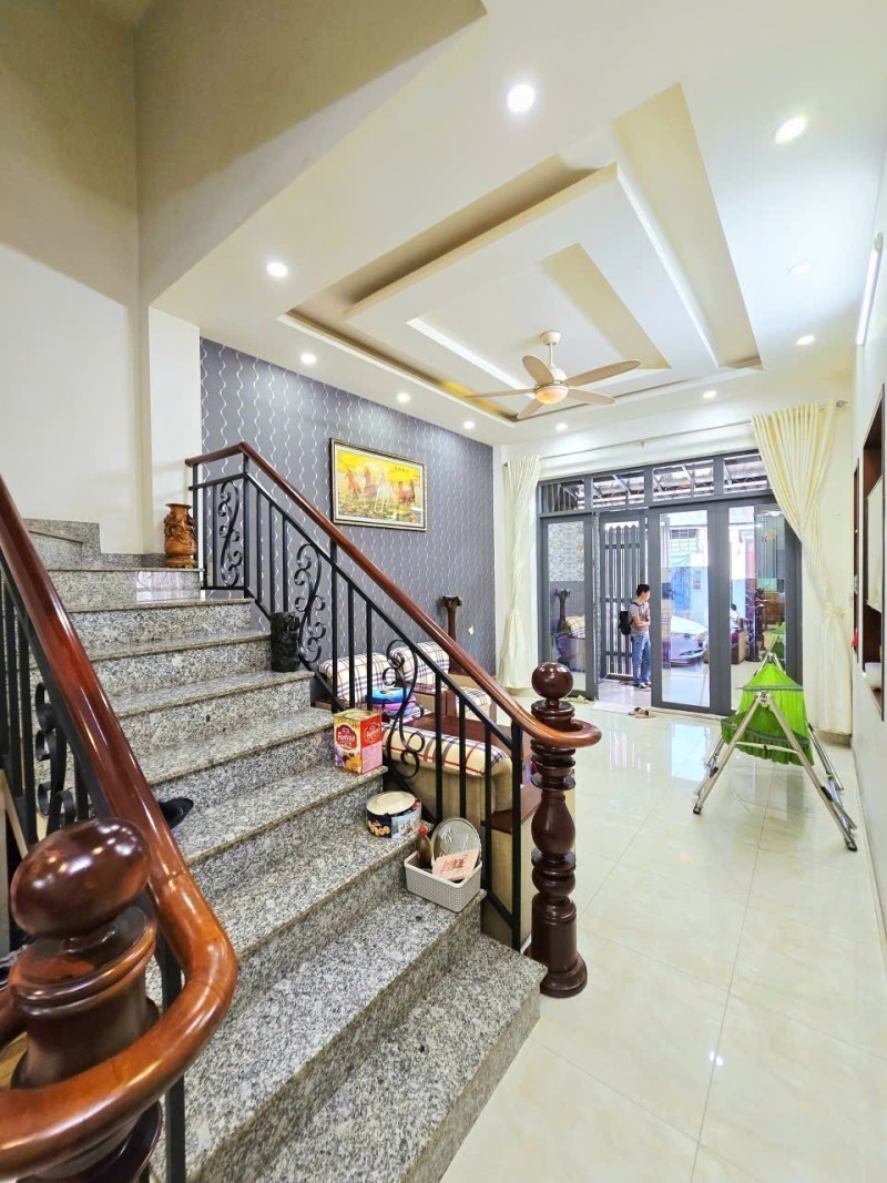 Bán nhà mặt phố đường 827, Phường Phú Hữu,  Q.9, Thủ Đức, TP HCM. DT  64m2, 4 tầng, SHR. Giá -