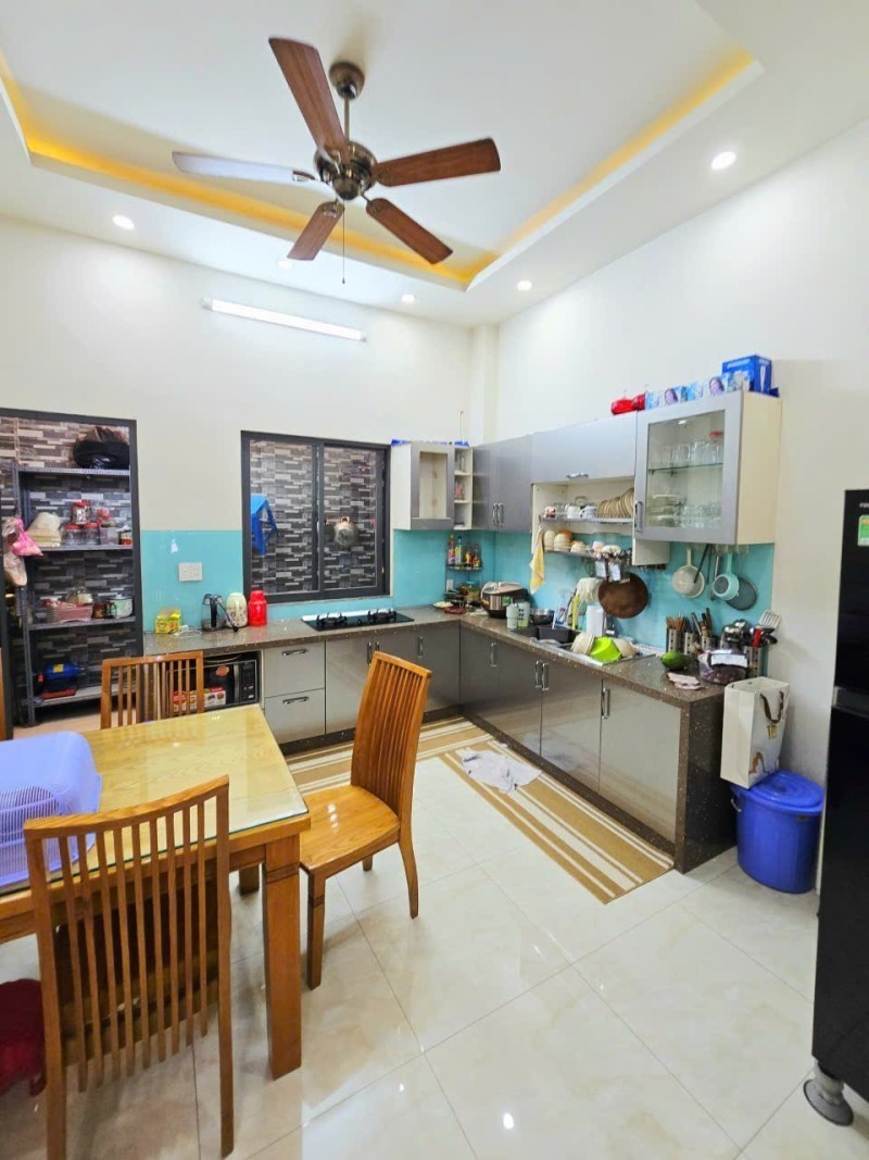 Bán nhà mặt phố đường 827, Phường Phú Hữu,  Q.9, Thủ Đức, TP HCM. DT  64m2, 4 tầng, SHR. Giá - 3