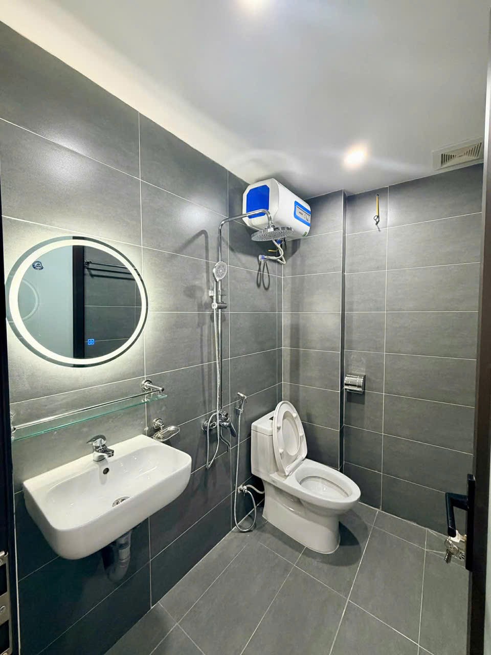 NHÀ ĐẸP- NGÕ SẦM UẤT NHƯ PHỐ - Ô TÔ VÀO NHÀ - KINH DOANH ĐỈNH - 10m RA Ô TÔ TRÁNH. 5