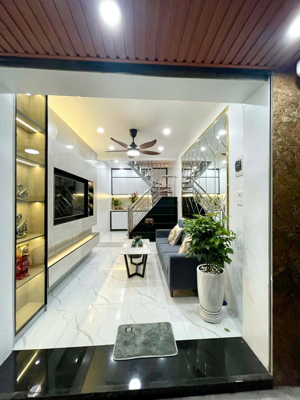 NHÀ ĐẸP- NGÕ SẦM UẤT NHƯ PHỐ - Ô TÔ VÀO NHÀ - KINH DOANH ĐỈNH - 10m RA Ô TÔ TRÁNH. 3