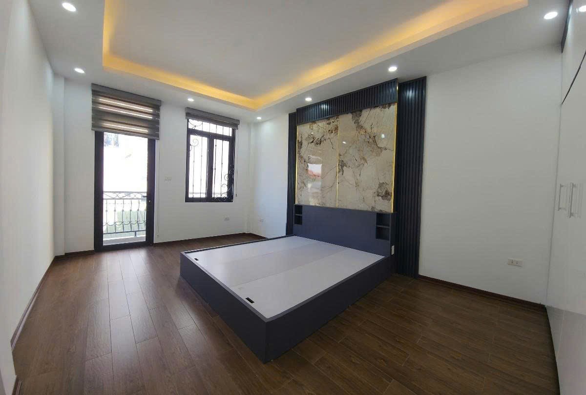 Cần bán Nhà mặt tiền đường Giải Phóng, Phường Giáp Bát, Diện tích 37m², Giá 7.6 Tỷ 2