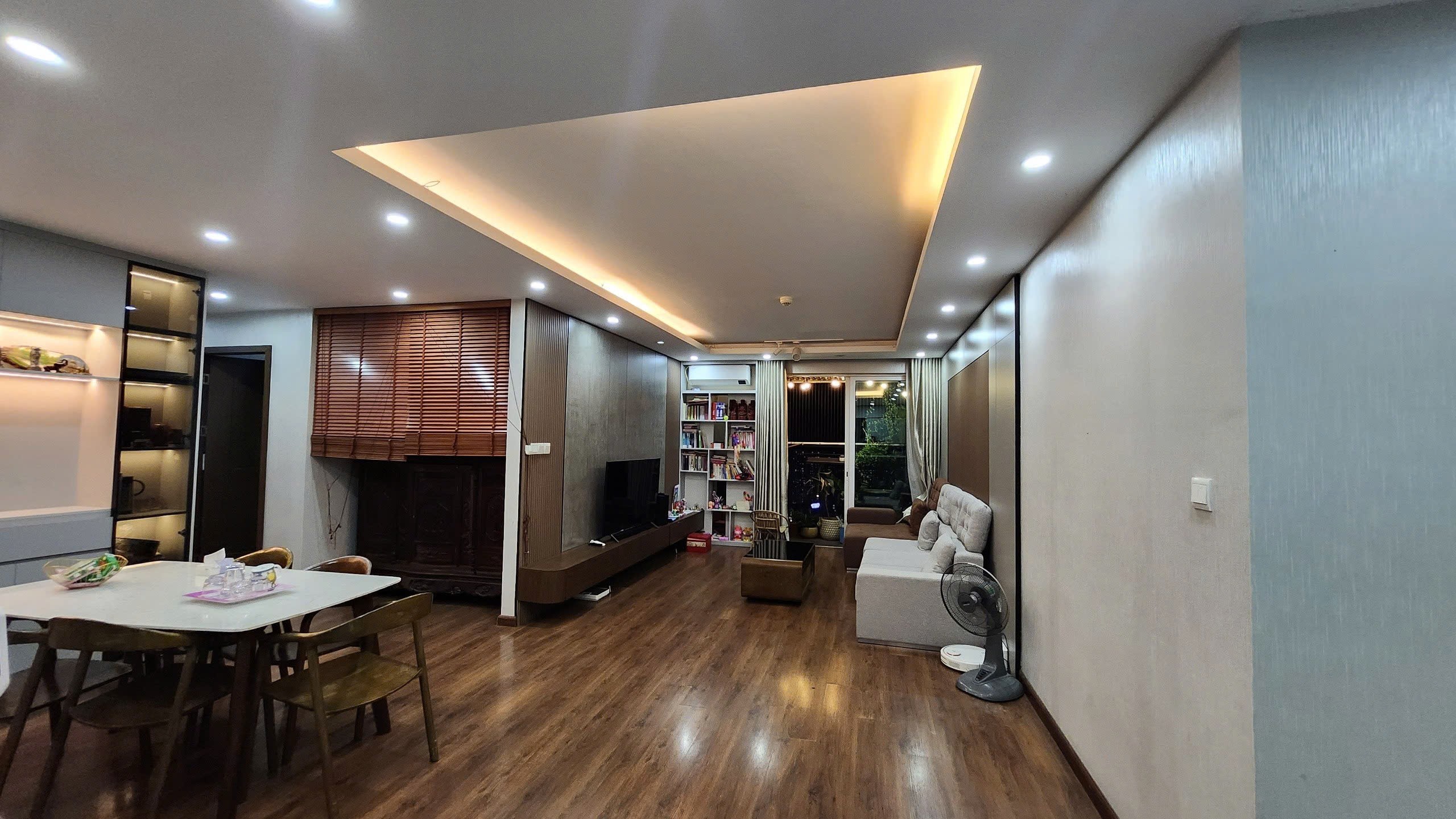 Bán căn hộ 3 ngủ dt 100m2 tại Seasons Avenue, nhà đẹp view phố, nhỉnh 8 tỷ 3