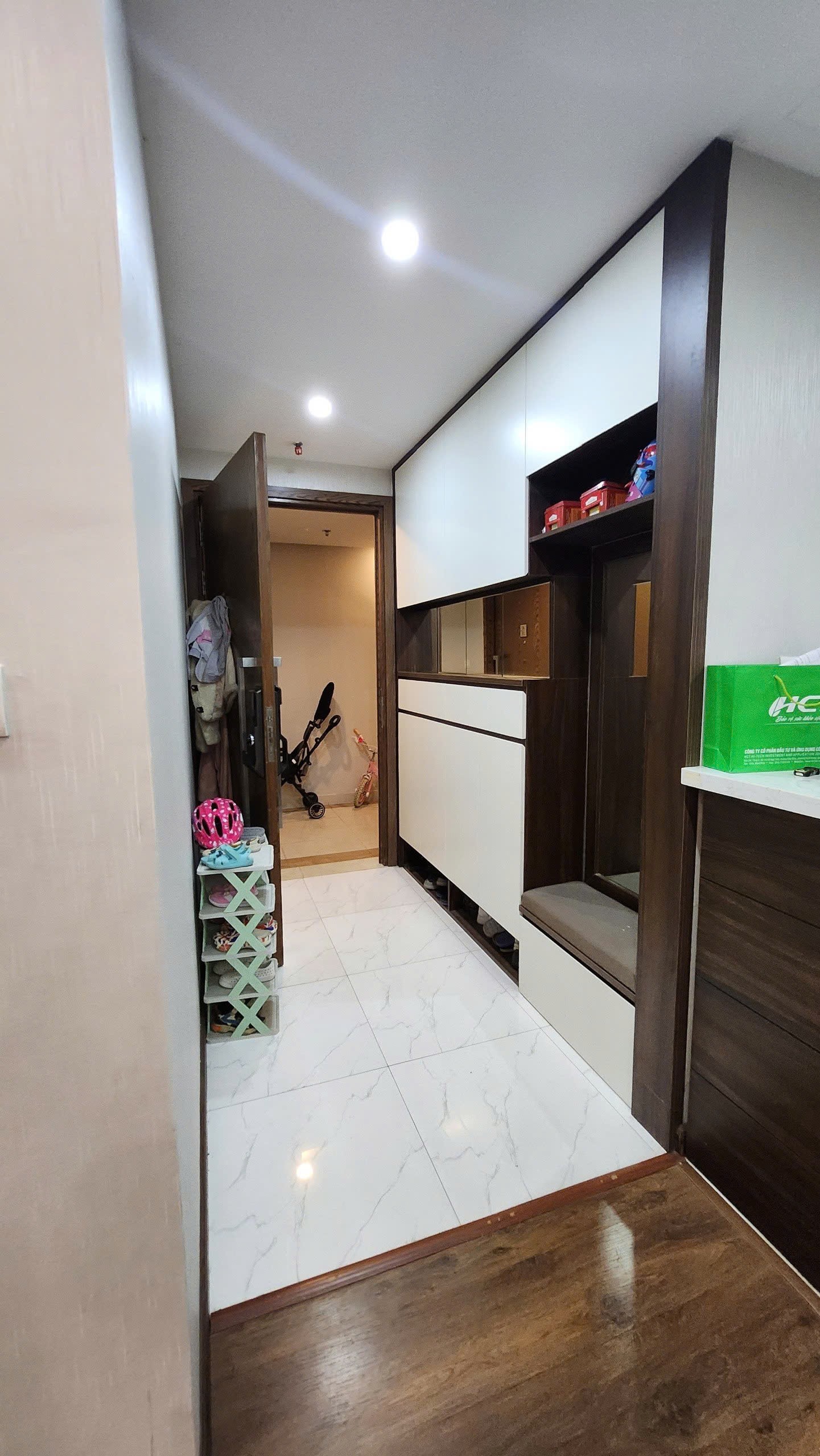 Bán căn hộ 3 ngủ dt 100m2 tại Seasons Avenue, nhà đẹp view phố, nhỉnh 8 tỷ 5