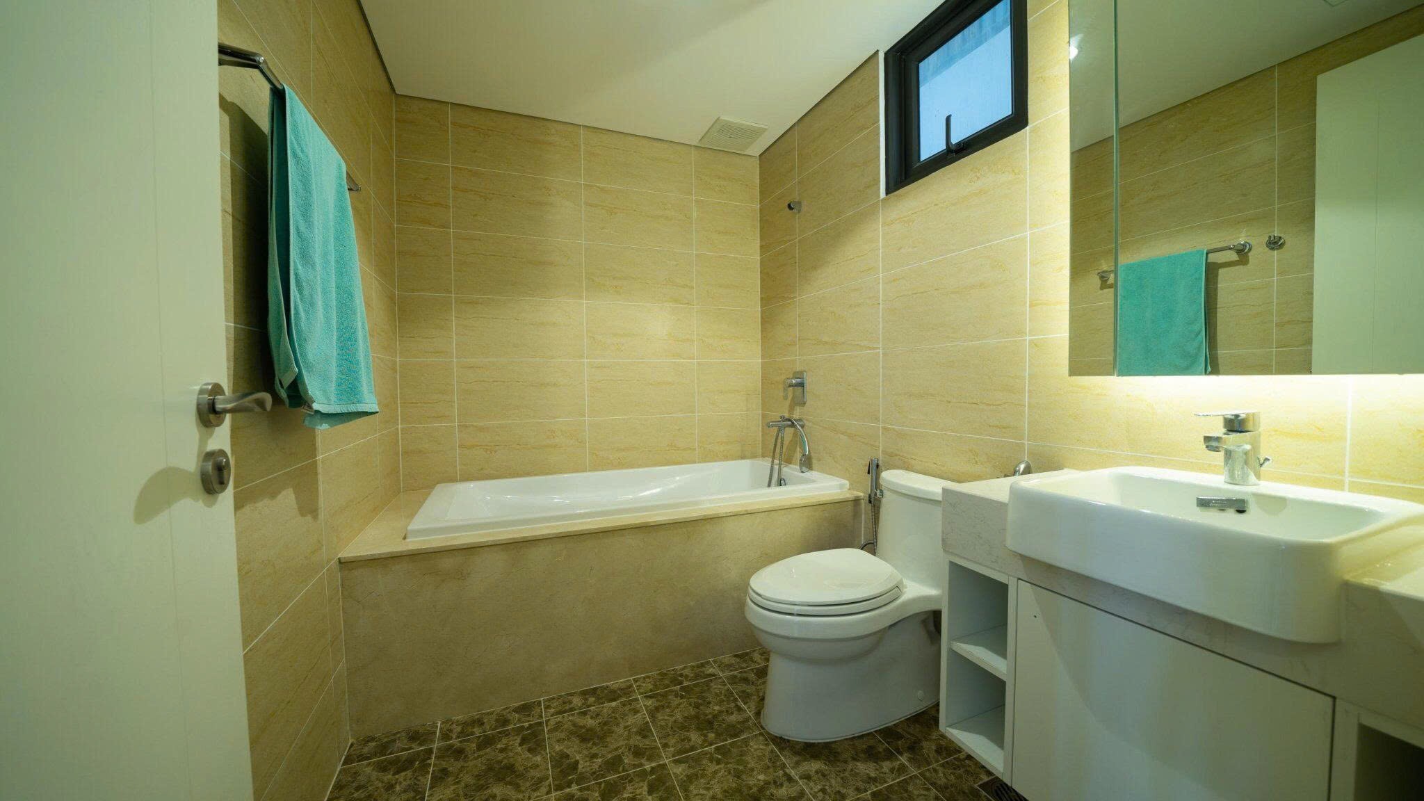 Bán căn hộ 3PN, dt 95m2 tại C6 Vinhomes D'Capitale, view hồ điều hòa, giá 12.x tỷ 3