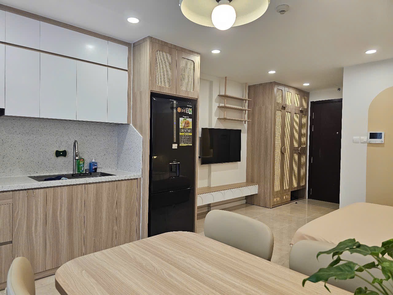 Bán căn hộ STUDIO view trực diện view hồ tại Vinhomes D'Capitale, giá 3.x tỷ