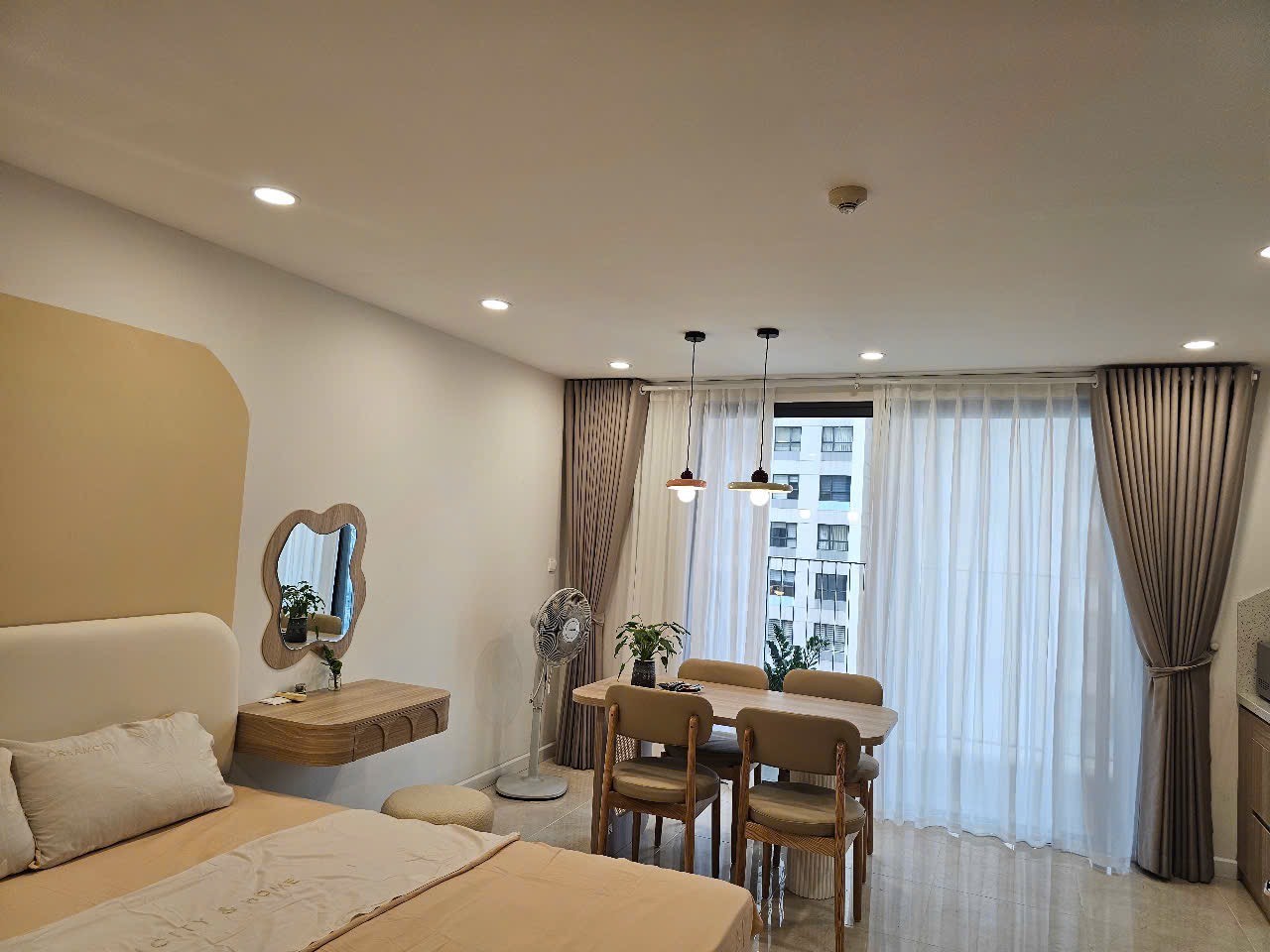 Bán căn hộ STUDIO view trực diện view hồ tại Vinhomes D'Capitale, giá 3.x tỷ 3