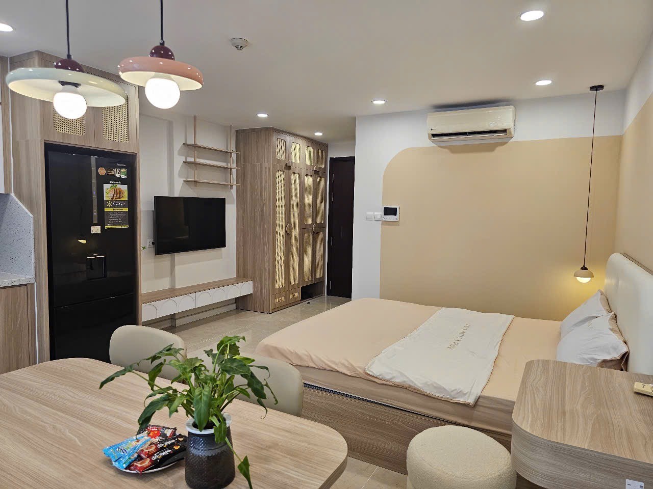 Bán căn hộ STUDIO view trực diện view hồ tại Vinhomes D'Capitale, giá 3.x tỷ 2