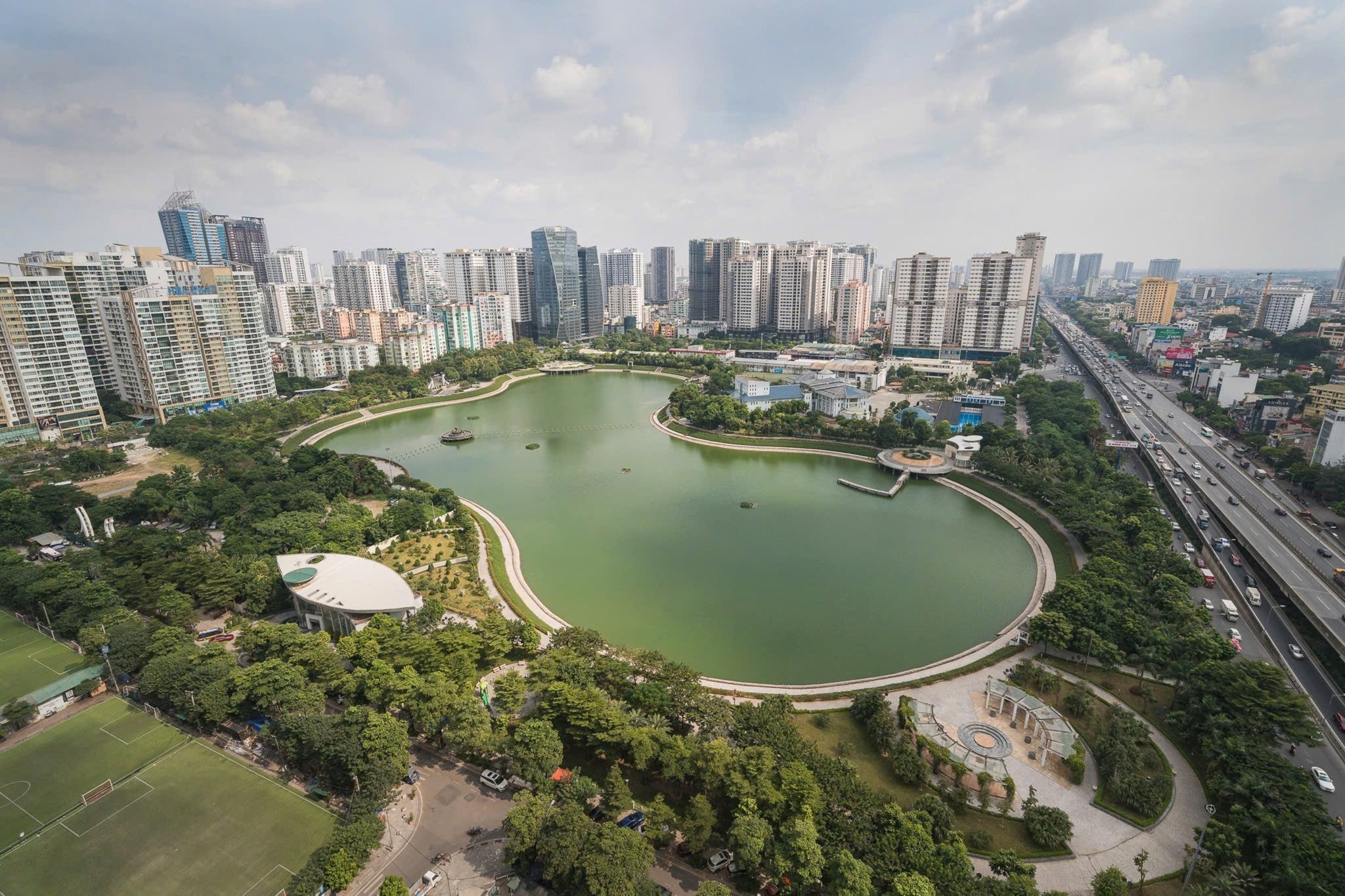 Bán căn hộ 3 ngủ Vinhomes D'Capitale, view bao trọn hồ, giá 10.x tỷ
