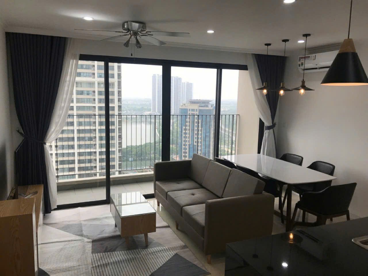 Bán căn 2PN rộng 81m² tại D'Capitale Trần Duy Hưng, view hồ, giá 10 tỷ