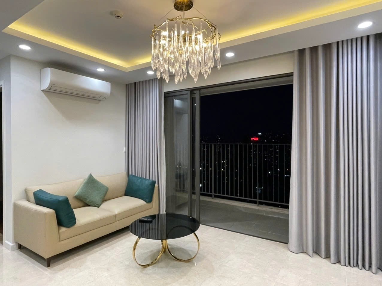 Bán căn hộ 3 ngủ Vinhomes D'Capitale, view bao trọn hồ, giá 10.x tỷ 2