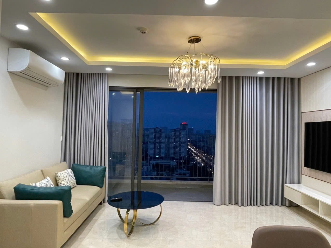 Bán căn hộ 3 ngủ Vinhomes D'Capitale, view bao trọn hồ, giá 10.x tỷ 3