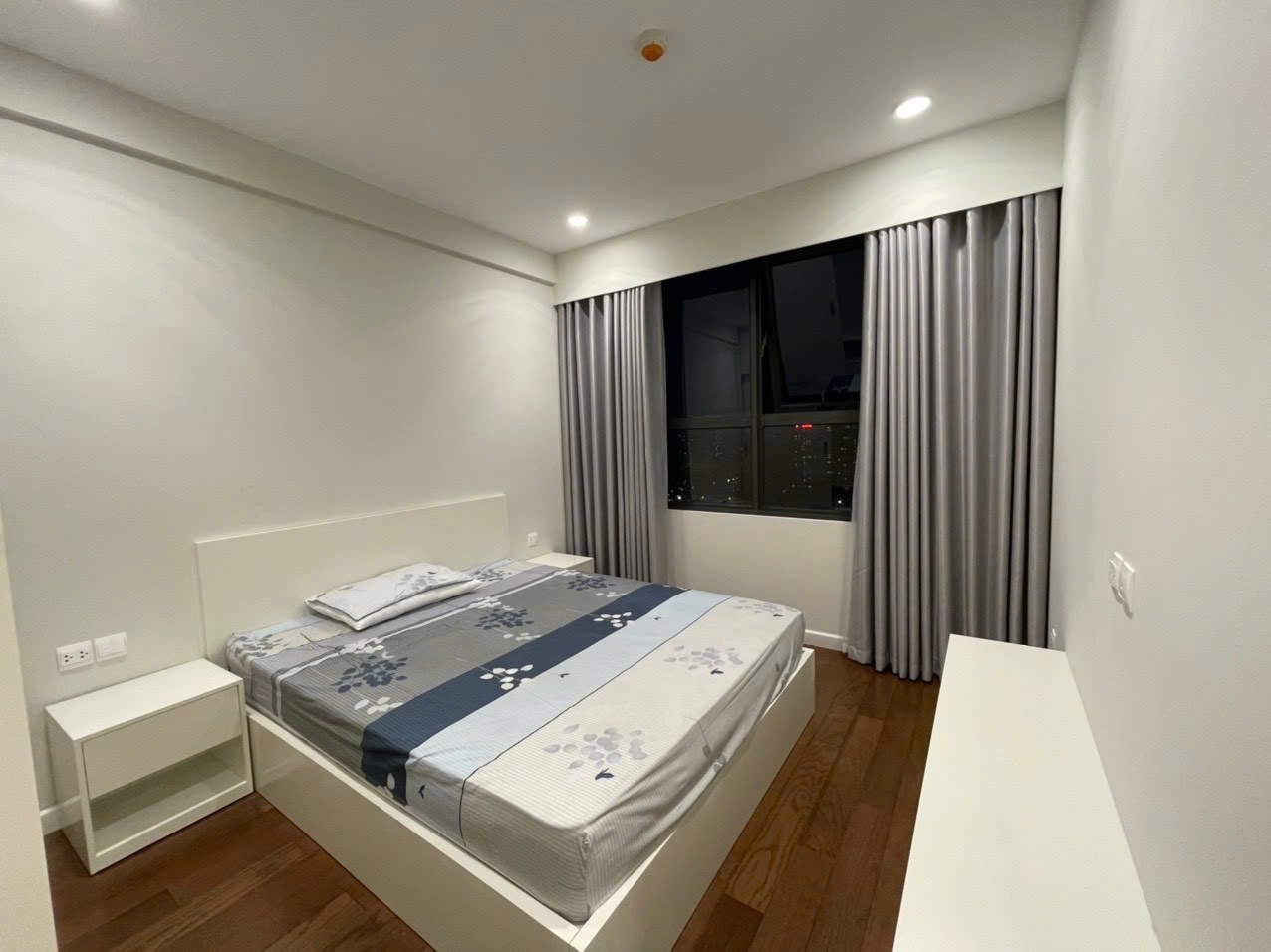 Bán căn hộ 3 ngủ Vinhomes D'Capitale, view bao trọn hồ, giá 10.x tỷ 5