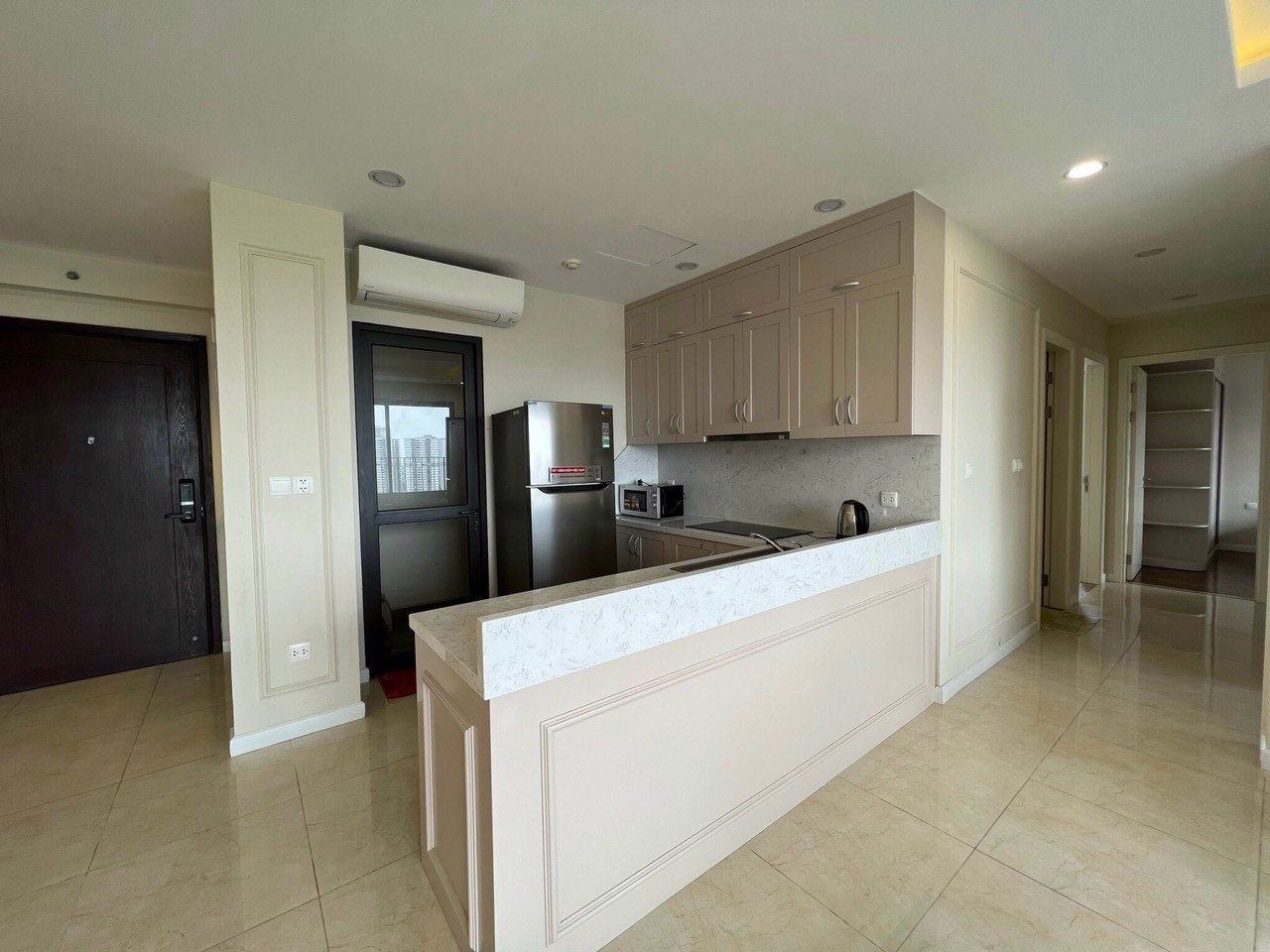 BÁN GẤP căn 3PN-102m2 view trực diện hồ tại Vinhomes D'Capitale, giá 13 tỷ 4
