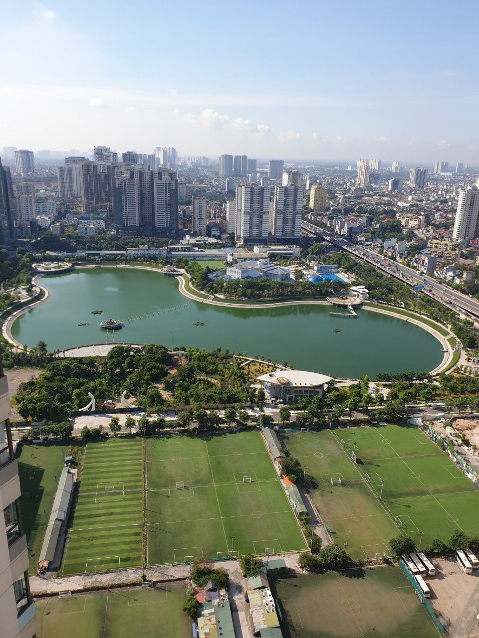 BÁN GẤP căn 3PN-102m2 view trực diện hồ tại Vinhomes D'Capitale, giá 13 tỷ