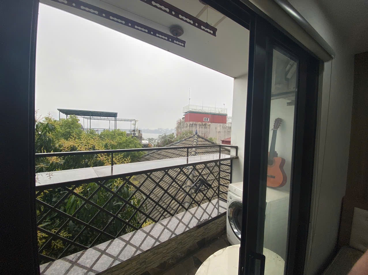 Cho thuê Căn hộ CCMN Studio tại ngõ 193 Trích Sài. Ban công thoáng View Hồ Tây. Chỉ 7tr 7
