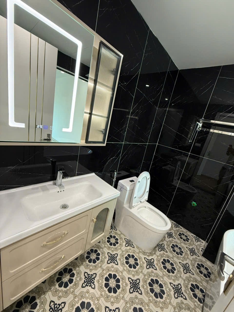 NHÀ PHỐ LÔ GÓC ĐẸP LONG BIÊN – THẠCH BÀN  CHỈ 14,x TỶ 2