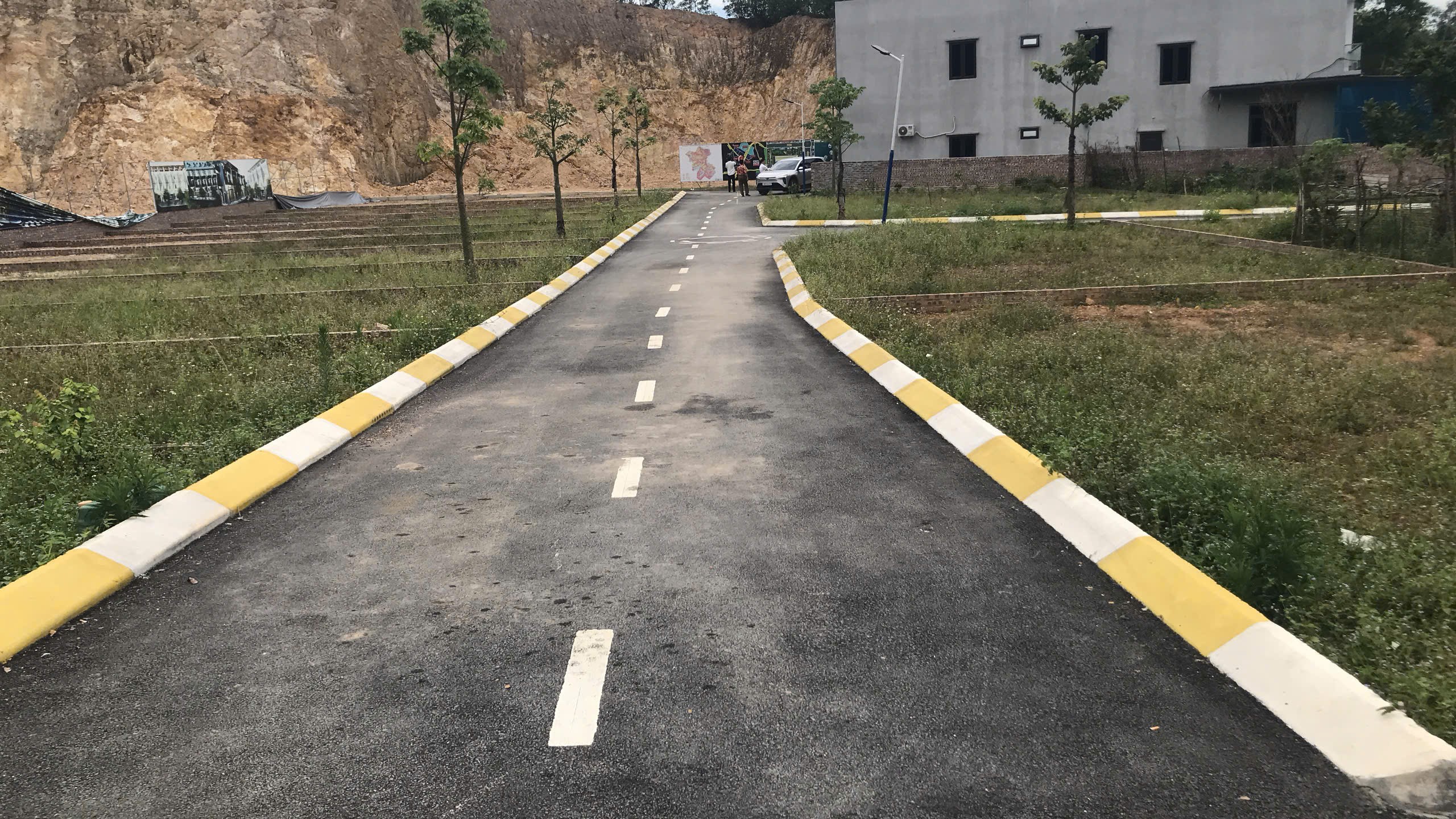 Lô góc mặt tiền Hòa Lạc 80m2 gần QL21, khu CNC giá 3 tỷ 3