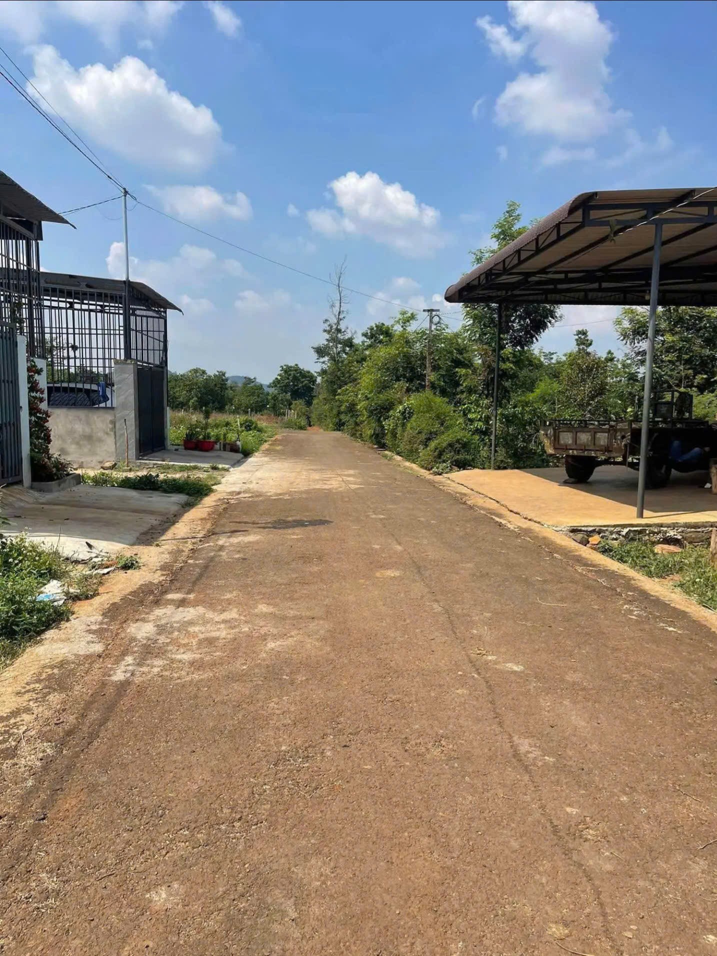 Tôi đang cần bán lô đất diện tích cực lớn 1218m2 tại xã Hà Mòn. Vị trí đất rất thoáng và đẹp,
