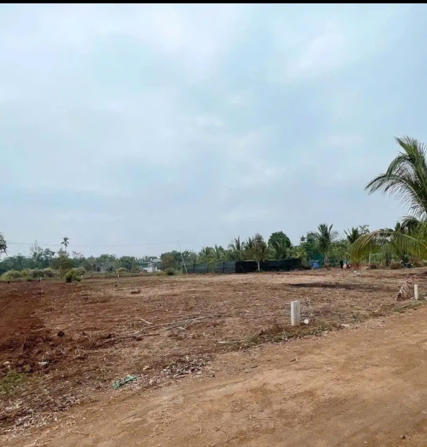 Tôi đang cần bán lô đất diện tích cực lớn 1218m2 tại xã Hà Mòn. Vị trí đất rất thoáng và đẹp, 2