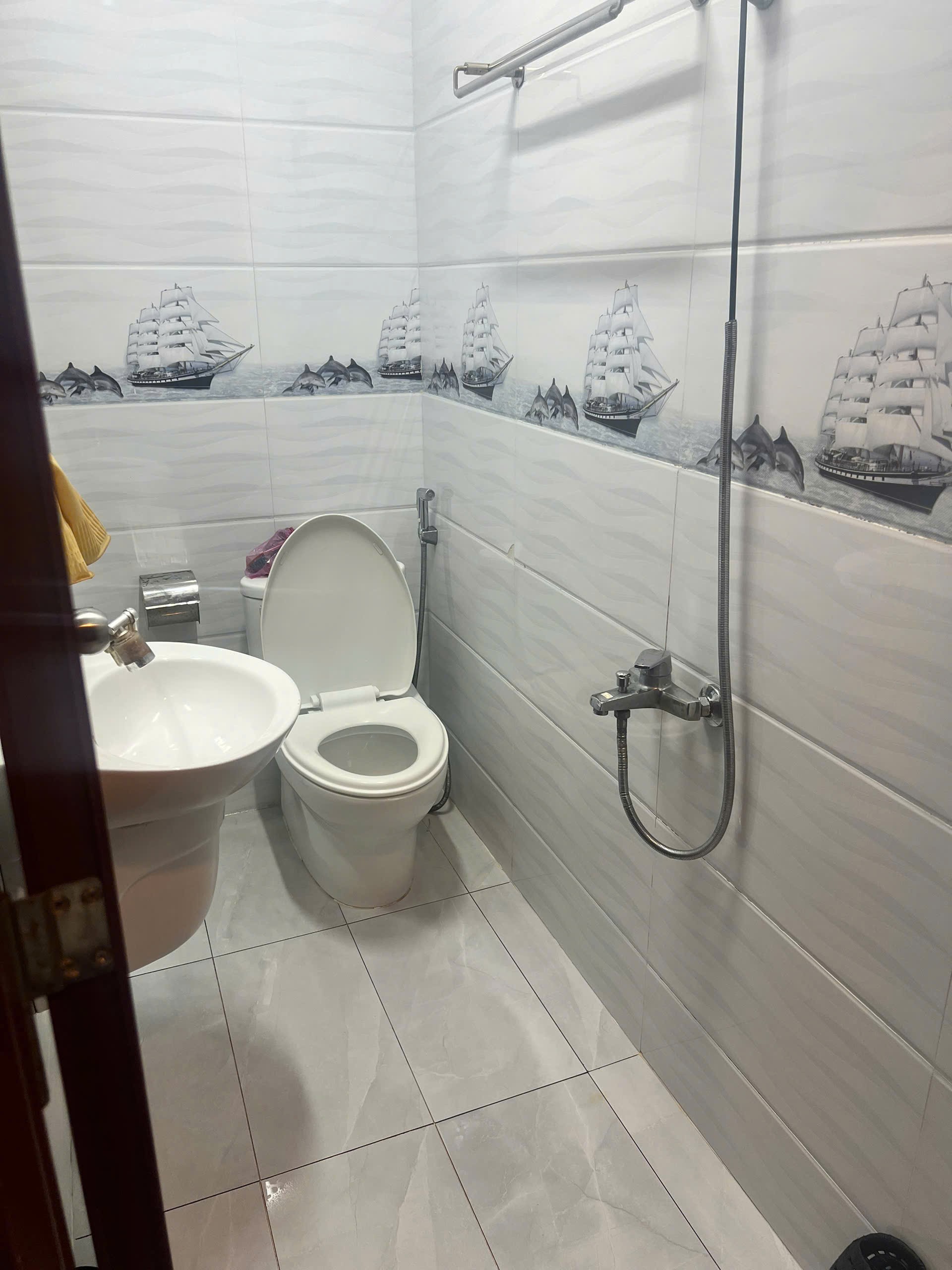 Bán nhà mặt tiền Hoàng Sa ,p11,q3 góc 3mt, vị trí kinh doanh đắc địa 1 lửng, 2 lầu,2pn,4wc giá 7,5 3